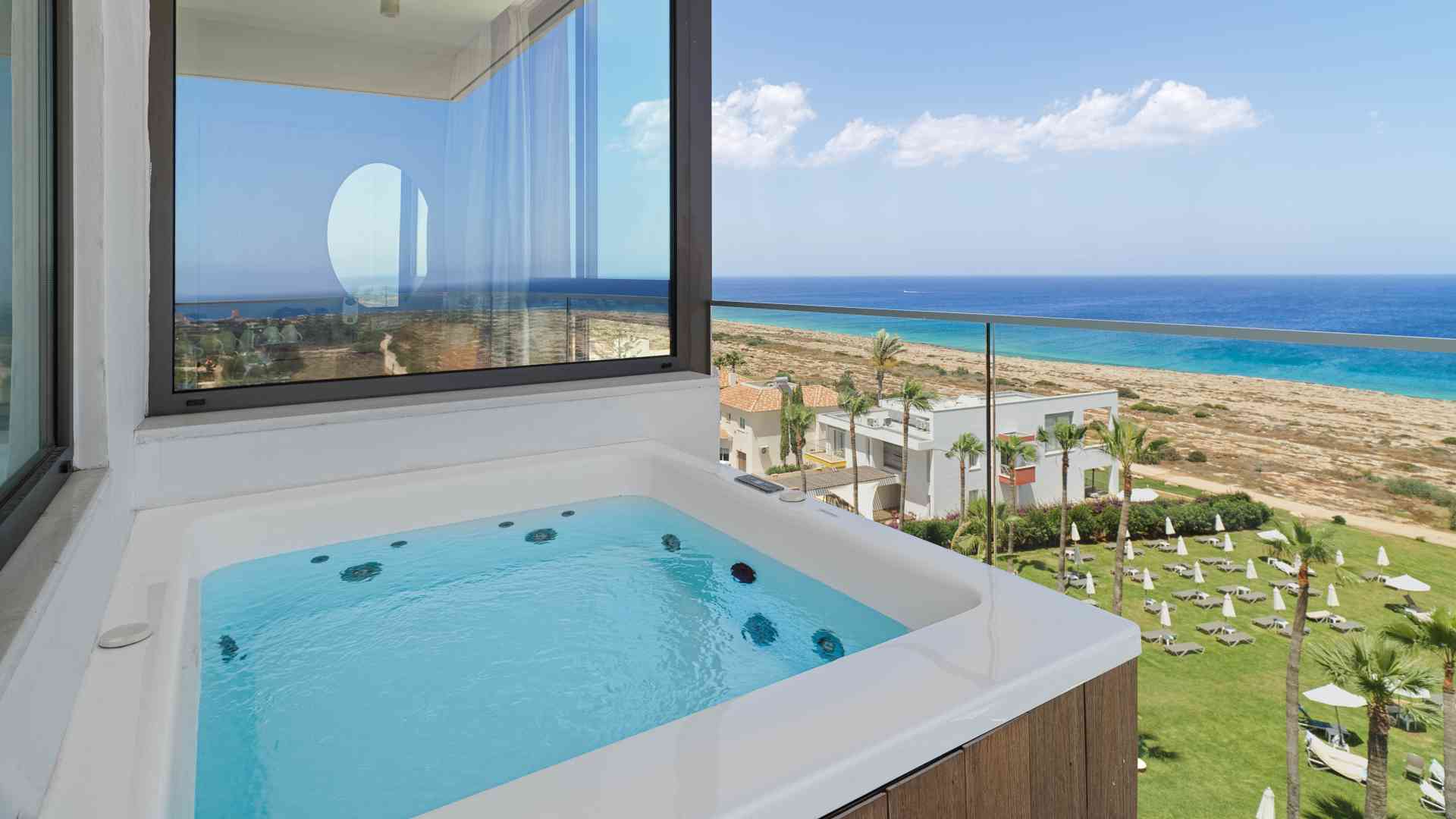 Junior Suite with outdoor hot tub